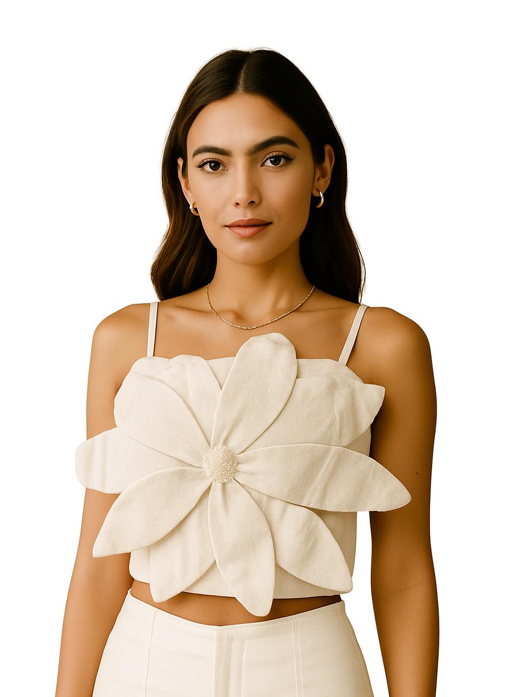 Blusa con flor y tirantes para primavera