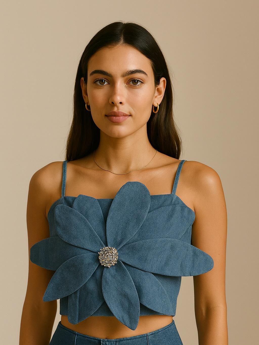 Blusa con flor y tirantes para primavera