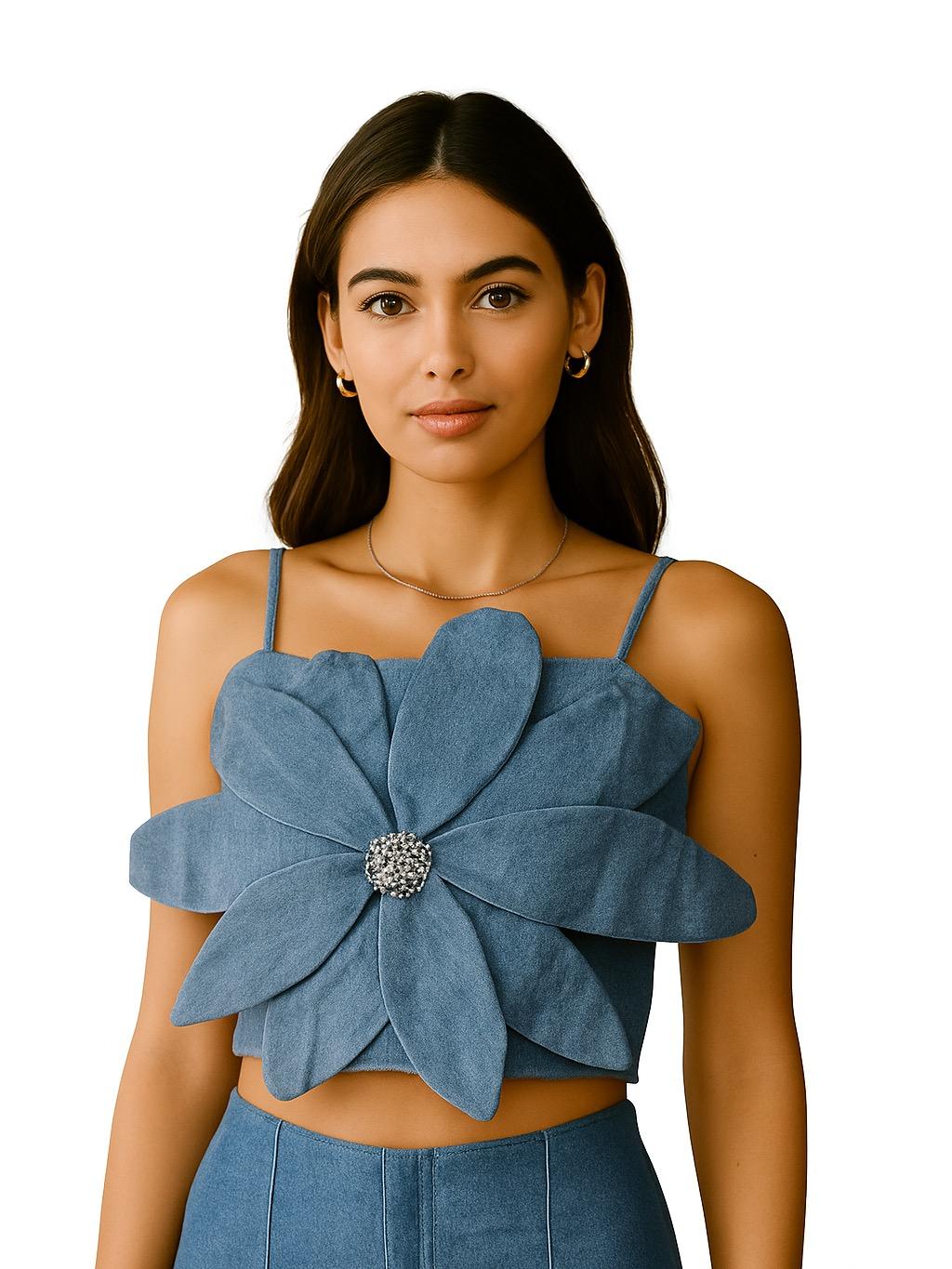 Blusa con flor y tirantes para primavera