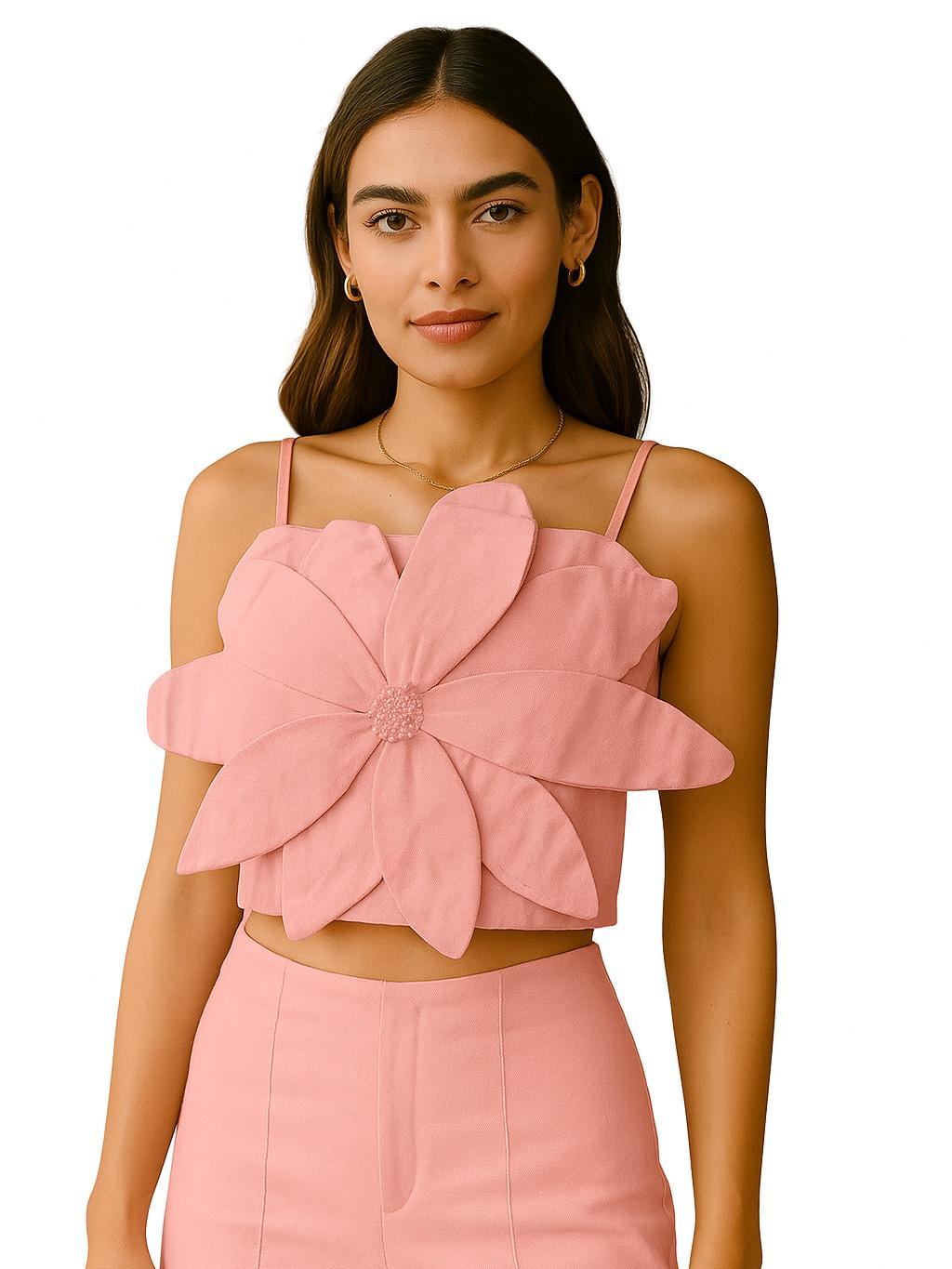 Blusa con flor y tirantes para primavera